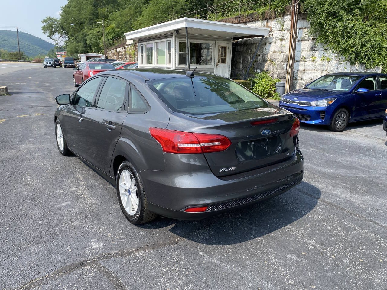 Used 2017 Ford Focus SE FWD image 3