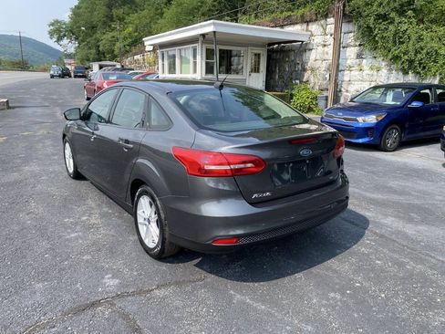 Used 2017 Ford Focus SE FWD image 3