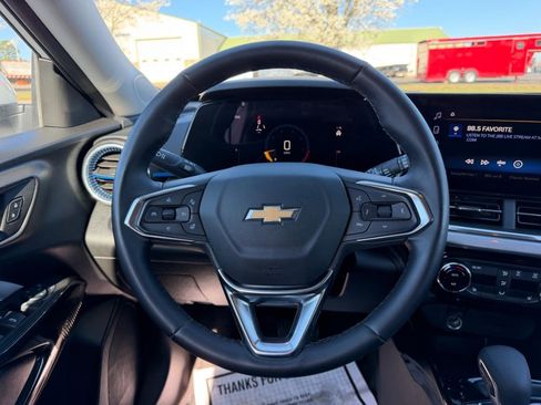 Used 2025 Chevrolet Trax LT w/ Driver Confidence Package image 11