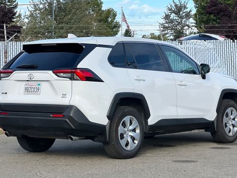 Used 2022 Toyota RAV4 LE AWD/4WD image 3