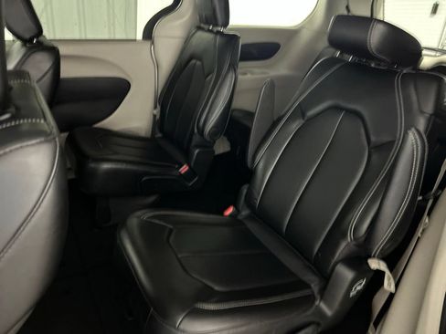 Used 2024 Chrysler Pacifica Touring-L FWD image 15