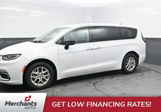 Used 2024 Chrysler Pacifica Touring-L FWD image 3