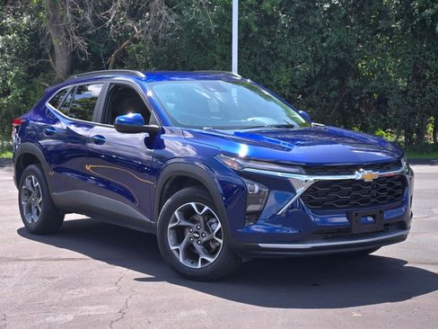 Used 2024 Chevrolet Trax LT w/ Driver Confidence Package FWD image 3