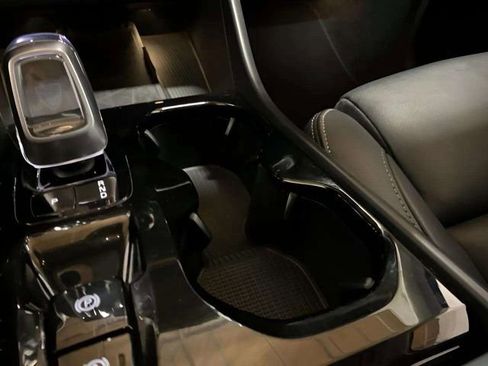 Used 2025 Volvo XC40 B5 Plus image 58