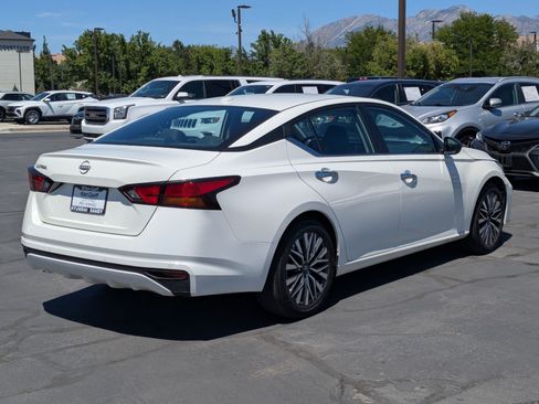 Used 2025 Nissan Altima 2.5 SV FWD image 3
