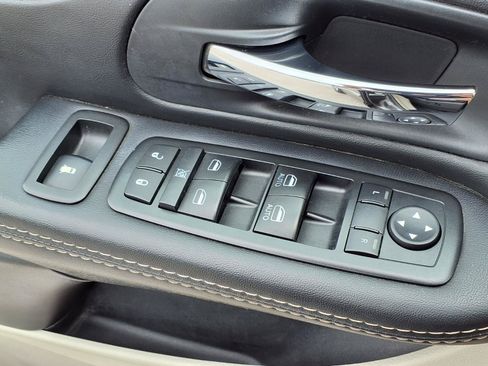 Used 2015 Chrysler Town & Country Touring-L w/ Driver Convenience Group FWD image 20