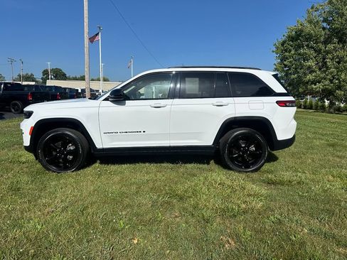 Used 2023 Jeep Grand Cherokee Altitude AWD/4WD image 6