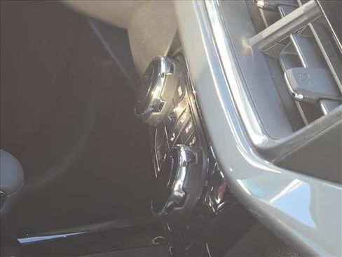 Certified 2025 Chevrolet Trax LT image 28