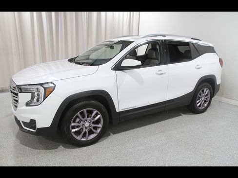 Used 2023 GMC Terrain SLT w/ Infotainment Package II AWD/4WD image 3