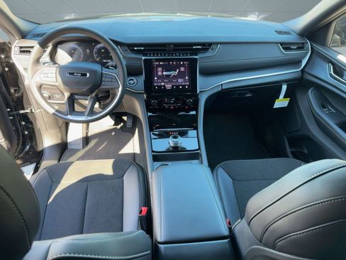 New 2025 Jeep Grand Cherokee Altitude image 14