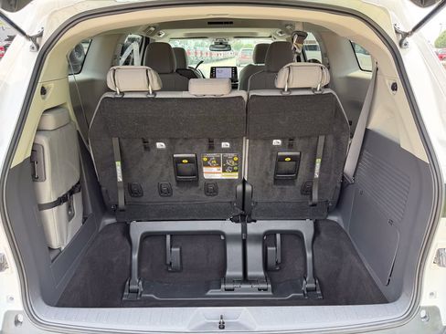 Used 2023 Toyota Sienna LE w/ LE Plus Package FWD image 17