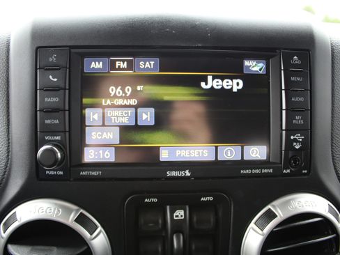 Used 2016 Jeep Wrangler Unlimited Sahara w/ Connectivity Group AWD/4WD image 27