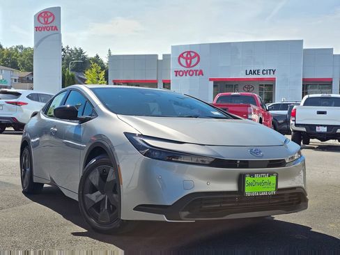 Used 2027 Toyota Prius LE FWD image 1