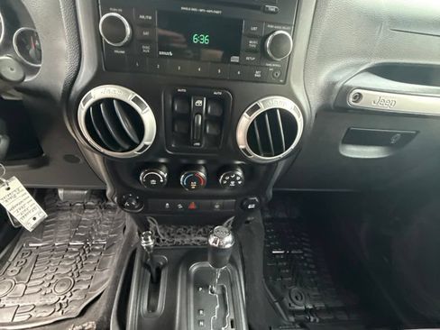 Used 2014 Jeep Wrangler Unlimited Rubicon w/ Connectivity Group AWD/4WD image 16