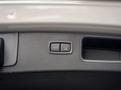 Certified 2025 Porsche Macan image 21