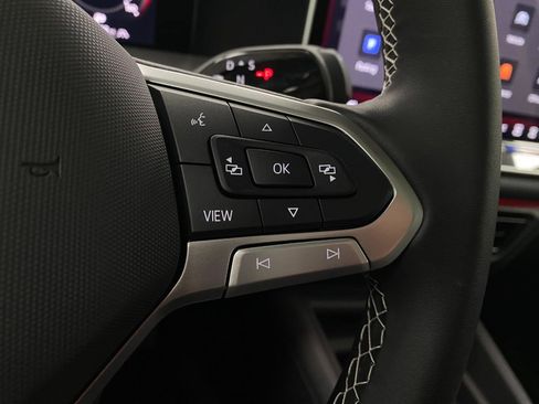 New 2025 Volkswagen Tiguan SE image 17