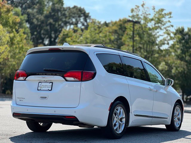 Used 2017 Chrysler Pacifica Touring-L w/ Tire & Wheel Group FWD image 5