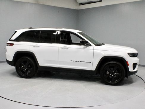 Used 2023 Jeep Grand Cherokee Altitude AWD/4WD image 11