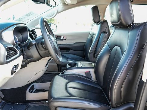 Certified 2024 Chrysler Pacifica Select image 18