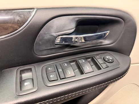 Used 2015 Chrysler Town & Country Touring-L w/ Driver Convenience Group FWD image 21