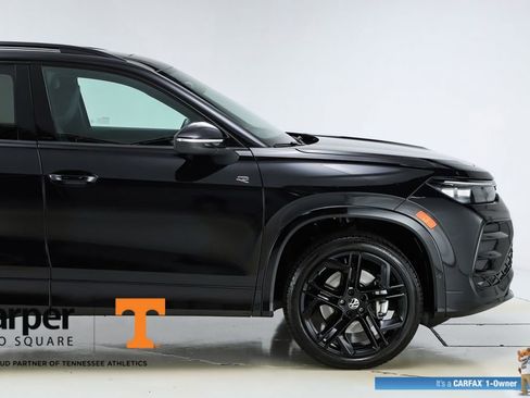 Used 2025 Volkswagen Tiguan SE R-Line image 51