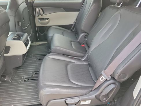 Used 2022 Kia Carnival LX FWD image 11