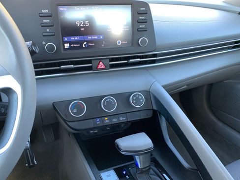Used 2021 Hyundai Elantra SE image 18