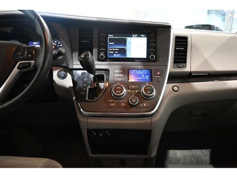 Used 2019 Toyota Sienna XLE w/ XLE Navigation Package FWD image 23
