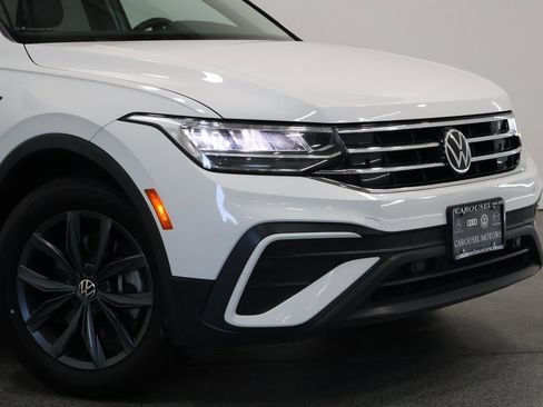 Used 2022 Volkswagen Tiguan SE w/ Panoramic Sunroof Package image 3
