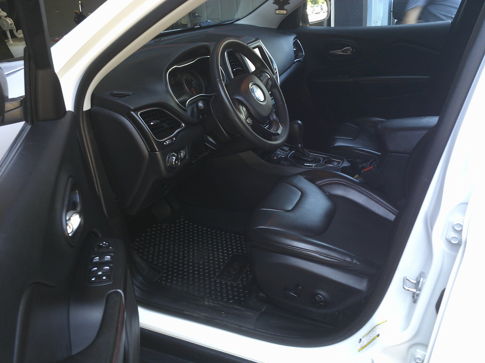 Used 2020 Jeep Cherokee Trailhawk AWD/4WD image 10