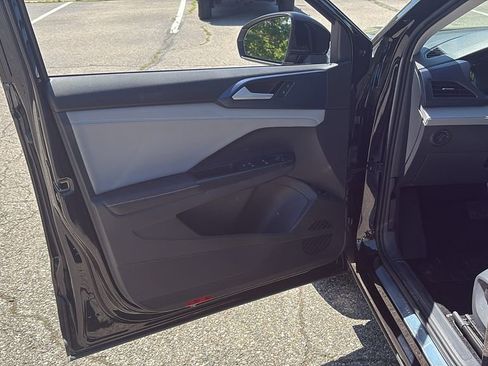 Used 2024 Volkswagen Taos SE image 8