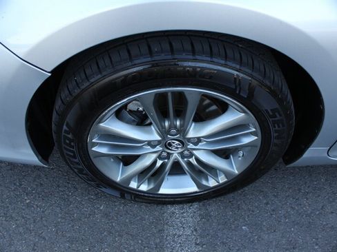 Used 2015 Toyota Camry SE w/ Moonroof Package FWD image 19