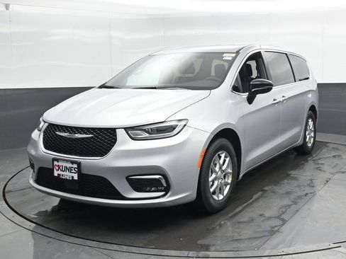 New 2026 Chrysler Pacifica Select image 5