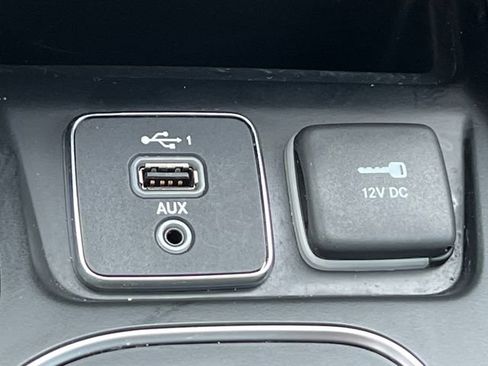 Used 2019 Jeep Cherokee Latitude Plus w/ Cold Weather Group AWD/4WD image 25