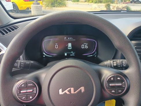 Used 2025 Kia Soul LX w/ LX Technology Package FWD image 13