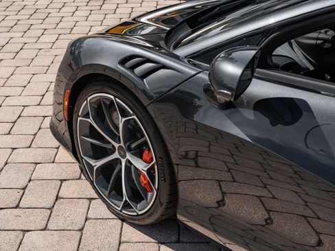 Used 2025 McLaren Artura RWD image 29