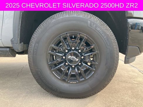 Used 2025 Chevrolet Silverado 2500 ZR2 w/ Technology Package image 10