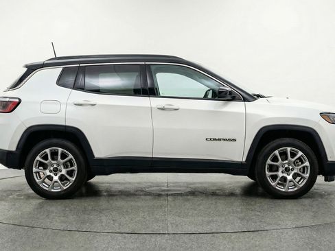 Used 2025 Jeep Compass Limited image 11