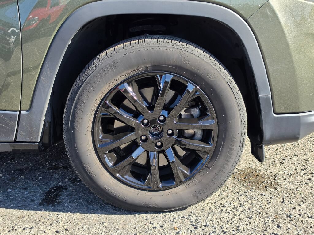 Used 2019 Jeep Cherokee Latitude Plus w/ Cold Weather Group AWD/4WD image 9