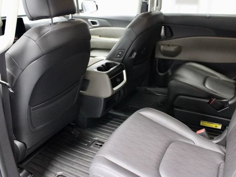 Used 2026 Kia Carnival EX FWD image 23