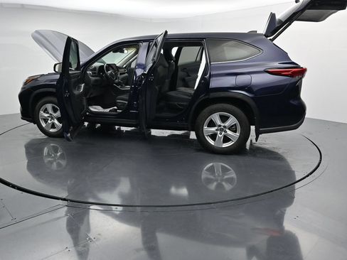 Used 2023 Toyota Highlander LE AWD/4WD image 39