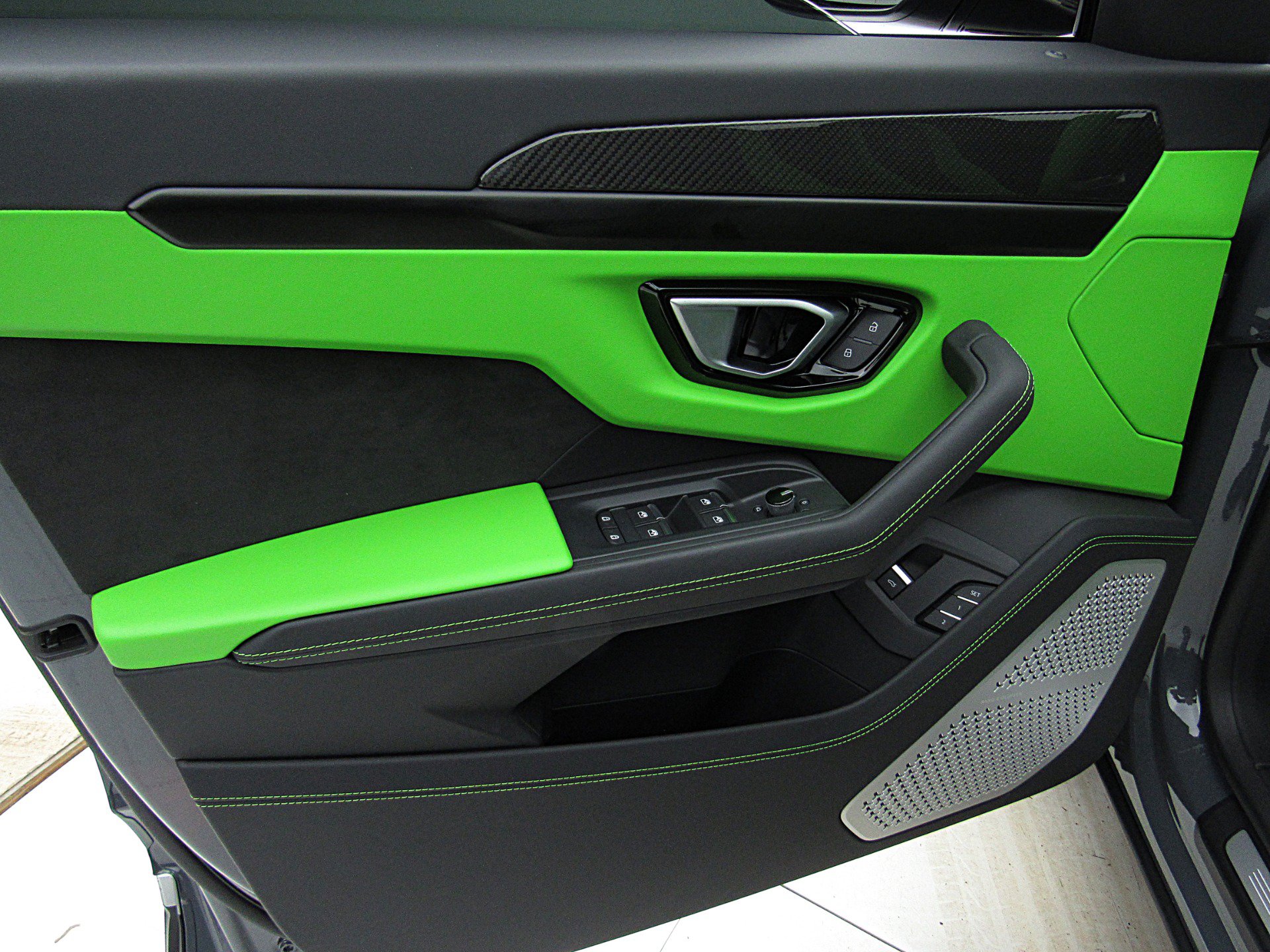 Used 2022 Lamborghini Urus AWD/4WD image 56