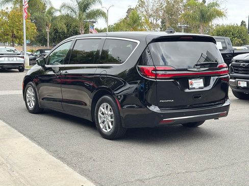 Used 2024 Chrysler Pacifica Touring-L FWD image 5