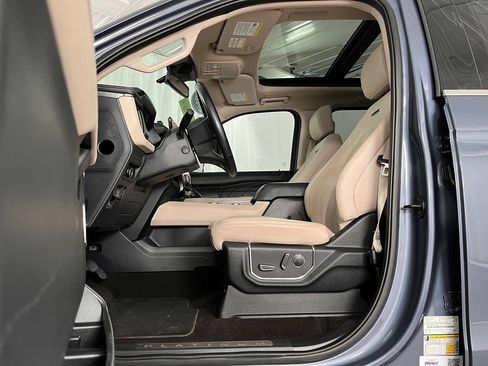 Used 2023 Ford Expedition Platinum AWD/4WD image 18