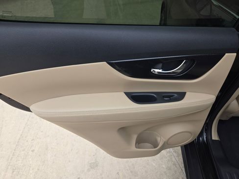 Used 2017 Nissan Rogue SL w/ SL Premium Package FWD image 14