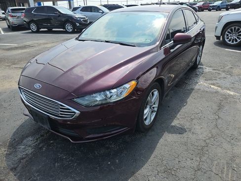 Used 2018 Ford Fusion SE w/ Fusion SE Technology Package FWD image 3