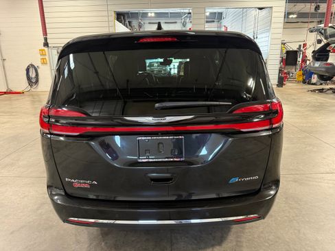Used 2022 Chrysler Pacifica Touring-L image 24
