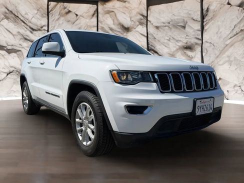 Used 2021 Jeep Grand Cherokee Laredo RWD image 3
