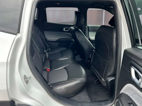 Used 2025 Jeep Compass Latitude image 14