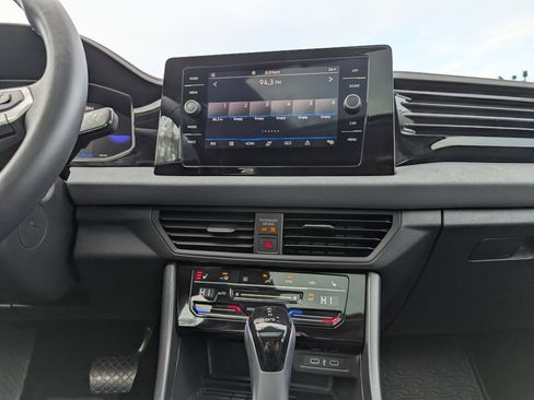 Used 2025 Volkswagen Jetta SE w/ Sunroof Package image 26